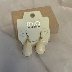 Mia Collection NWT white/gold dangle earrings
